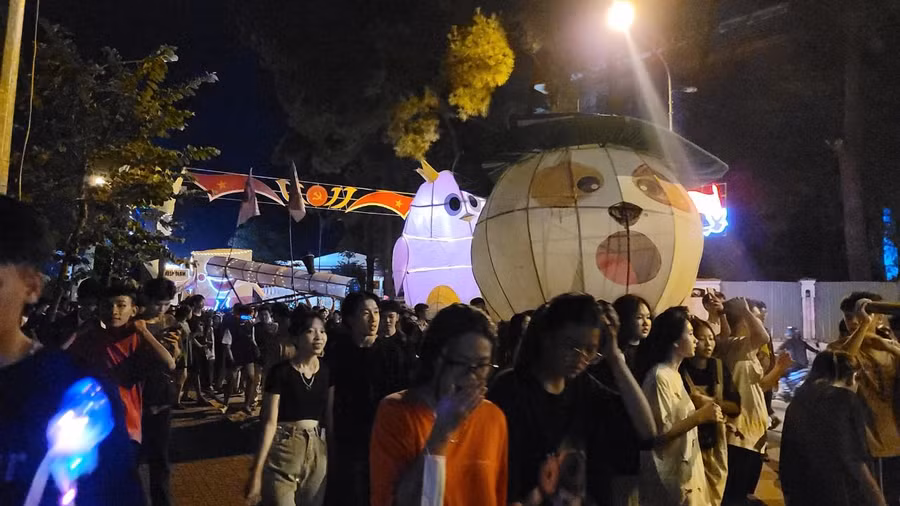 Đèn trung thu với nhiều hình dạng và màu sắc khác nhau.