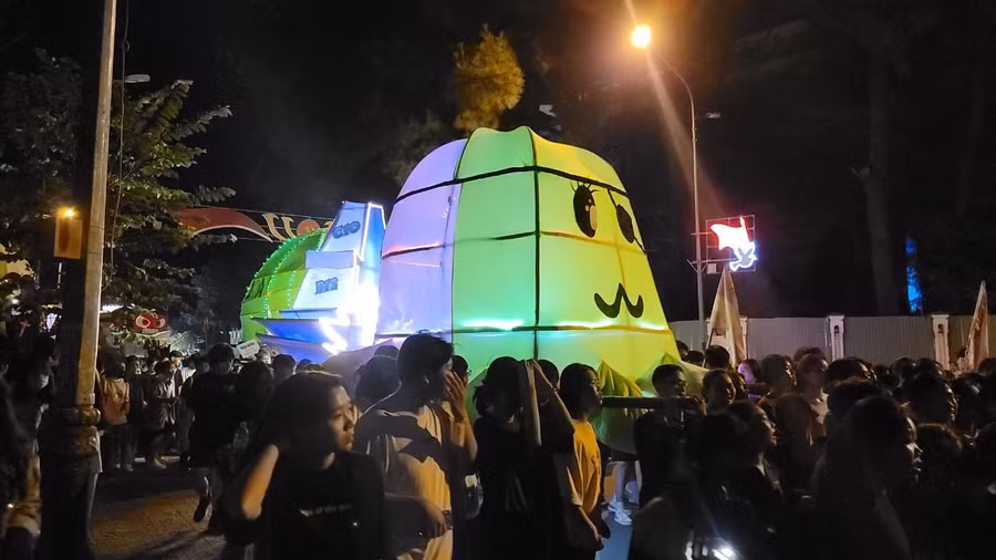 Các bạn trẻ TP Kon Tum thích thú đi rước đèn "khổng lồ".