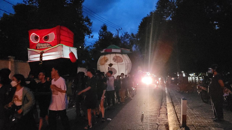 Ghi nhận dọc các tuyến đường lớn tại TP Kon Tum như Trần Hưng Đạo, Trần Phú, Lê Hồng Phong, Bà Triệu… hàng nghìn bạn trẻ nối thành đoàn dài rước lồng đèn trung thu “khổng lồ” với đủ hình dạng, màu sắc khiến nhiều người thích thú đứng xem. Ghi nhận dọc các tuyến đường lớn tại TP Kon Tum như Trần Hưng Đạo, Trần Phú, Lê Hồng Phong, Bà Triệu… hàng nghìn bạn trẻ nối thành đoàn dài rước lồng đèn trung thu “khổng lồ” với đủ hình dạng, màu sắc khiến nhiều người thích thú đứng xem.