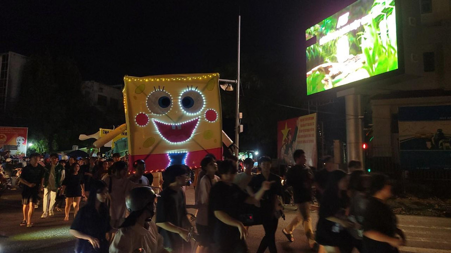 Theo chị Thuỳ Linh – một người dân trú TP Kon Tum cho biết, đây là hoạt động hàng năm do học sinh của các trường THPT trên địa bàn tổ chức. "Năm nào mình cũng chở các cháu nhỏ đi xem rước đèn trung thu “khổng lồ”, mấy đứa thích thú lắm. Đến bây giờ trở thành nét riêng của thành phố. Năm trước do ảnh hưởng của dịch Covid-19 nên các bạn trẻ không tổ chức được, năm nay tổ chức càng náo nhiệt hơn” – chị Linh chia sẻ. Theo chị Thuỳ Linh – một người dân trú TP Kon Tum cho biết, đây là hoạt động hàng năm do học sinh của các trường THPT trên địa bàn tổ chức. "Năm nào mình cũng chở các cháu nhỏ đi xem rước đèn trung thu “khổng lồ”, mấy đứa thích thú lắm. Đến bây giờ trở thành nét riêng của thành phố. Năm trước do ảnh hưởng của dịch Covid-19 nên các bạn trẻ không tổ chức được, năm nay tổ chức càng náo nhiệt hơn” – chị Linh chia sẻ.