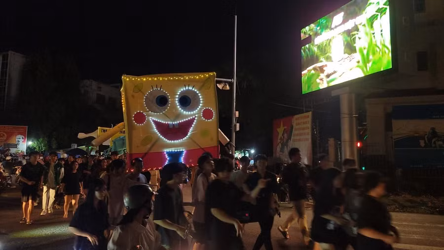 Theo chị Thuỳ Linh – một người dân trú TP Kon Tum cho biết, đây là hoạt động hàng năm do học sinh của các trường THPT trên địa bàn tổ chức. "Năm nào mình cũng chở các cháu nhỏ đi xem rước đèn trung thu “khổng lồ”, mấy đứa thích thú lắm. Đến bây giờ trở thành nét riêng của thành phố. Năm trước do ảnh hưởng của dịch Covid-19 nên các bạn trẻ không tổ chức được, năm nay tổ chức càng náo nhiệt hơn” – chị Linh chia sẻ.