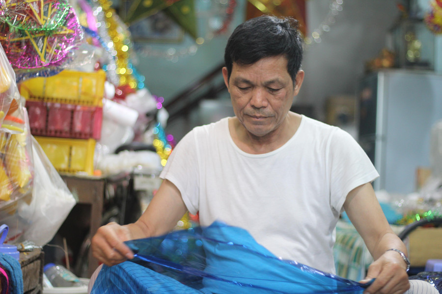 Với mỗi chiếc lồng đèn ông Huy làm ra có giá từ 10.000 – 1.000.000 đồng tùy theo kích thước và hình thù khách hàng đặt.