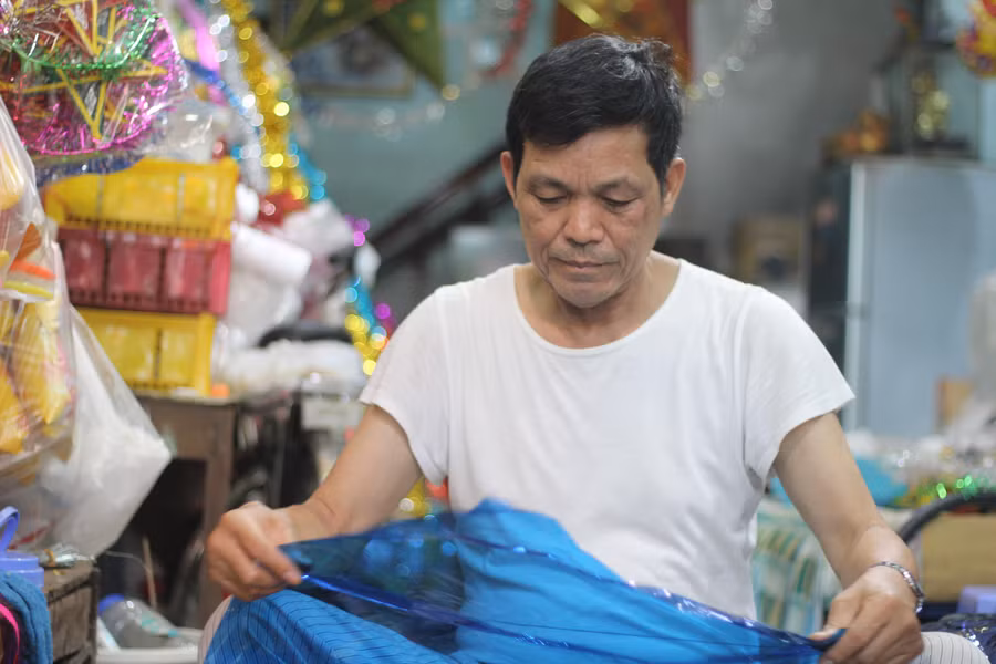 Với mỗi chiếc lồng đèn ông Huy làm ra có giá từ 10.000 – 1.000.000 đồng tùy theo kích thước và hình thù khách hàng đặt.