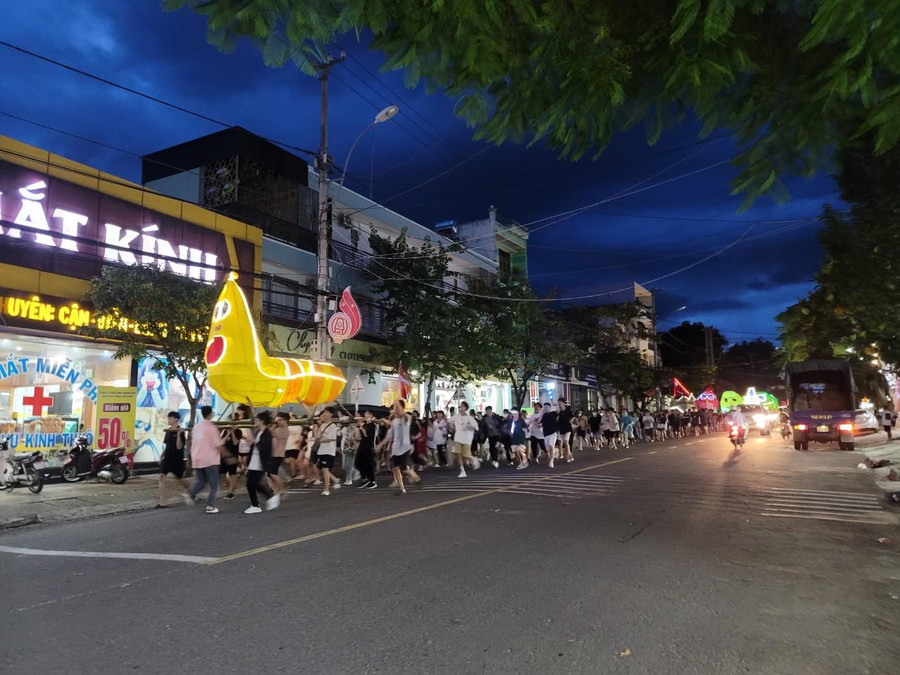 Đầu giờ tối 9/9, khắp các tuyến đường tại TP Kon Tum (tỉnh Kon Tum) trở nên nhộn nhịp, đông vui bởi hàng nghìn bạn trẻ tham gia rước đèn trung thu “khổng lồ”. Đầu giờ tối 9/9, khắp các tuyến đường tại TP Kon Tum (tỉnh Kon Tum) trở nên nhộn nhịp, đông vui bởi hàng nghìn bạn trẻ tham gia rước đèn trung thu “khổng lồ”.