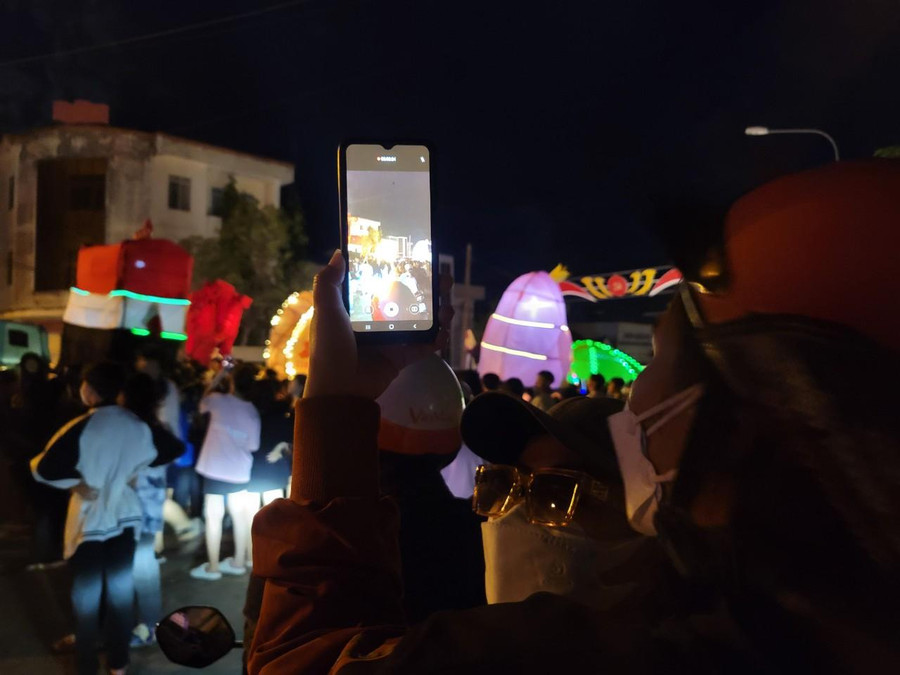 Nhiều người dân thích thú quay lại clip để xem và đăng tải lên mạng xã hội. Nhiều người dân thích thú quay lại clip để xem và đăng tải lên mạng xã hội.