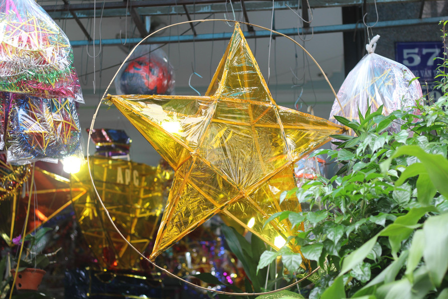 Để làm ra một chiếc đèn lồng phải trải qua nhiều công đoạn như cưa, chẻ nan, tạo khung, dán giấy, vẽ hoa văn trang trí.