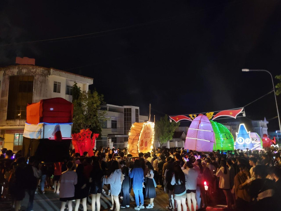 Để đảm bảo an toàn cho bản thân và giao thông khi rước đèn, các trường đã lập ban quản lý là học sinh lớp 12 chạy phía ngoài cùng nhằm điều hướng cho các bạn không chạy lộn xộn. Để đảm bảo an toàn cho bản thân và giao thông khi rước đèn, các trường đã lập ban quản lý là học sinh lớp 12 chạy phía ngoài cùng nhằm điều hướng cho các bạn không chạy lộn xộn.