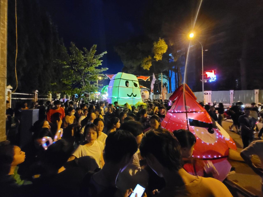 Bạn Nguyễn Ngọc Thiên Kim - học sinh Trường THPT Kon Tum cho biết, rước đèn trung thu “khổng lồ” được học sinh của trường tổ chức hàng năm vào dịp trung thu. Ngoài trường THPT Kon Tum còn có các trường THPT khác như THCS-THPT Liên Việt, Lê Lợi... Đây là hoạt động thường niên do chính học sinh tổ chức liên quân từng lớp, từ lớp 10 - 12. "Rước đèn trung thu “khổng lồ” là ý tưởng của nhiều anh chị đã ra trường. Hoạt động được tổ chức và duy trì vào ngày 14/8 âm lịch hàng năm nhằm tạo không khí vui nhộn trong mùa trung thu cho các trẻ em và người dân trên địa bàn TP Kon Tum. Dù rước đèn chạy dọc các tuyến đường có hơi mệt, nhưng rất vui và khiến nhiều người thích thú” – Thiên Kim hào hứng nói Bạn Nguyễn Ngọc Thiên Kim - học sinh Trường THPT Kon Tum cho biết, rước đèn trung thu “khổng lồ” được học sinh của trường tổ chức hàng năm vào dịp trung thu. Ngoài trường THPT Kon Tum còn có các trường THPT khác như THCS-THPT Liên Việt, Lê Lợi... Đây là hoạt động thường niên do chính học sinh tổ chức liên quân từng lớp, từ lớp 10 - 12. "Rước đèn trung thu “khổng lồ” là ý tưởng của nhiều anh chị đã ra trường. Hoạt động được tổ chức và duy trì vào ngày 14/8 âm lịch hàng năm nhằm tạo không khí vui nhộn trong mùa trung thu cho các trẻ em và người dân trên địa bàn TP Kon Tum. Dù rước đèn chạy dọc các tuyến đường có hơi mệt, nhưng rất vui và khiến nhiều người thích thú” – Thiên Kim hào hứng nói