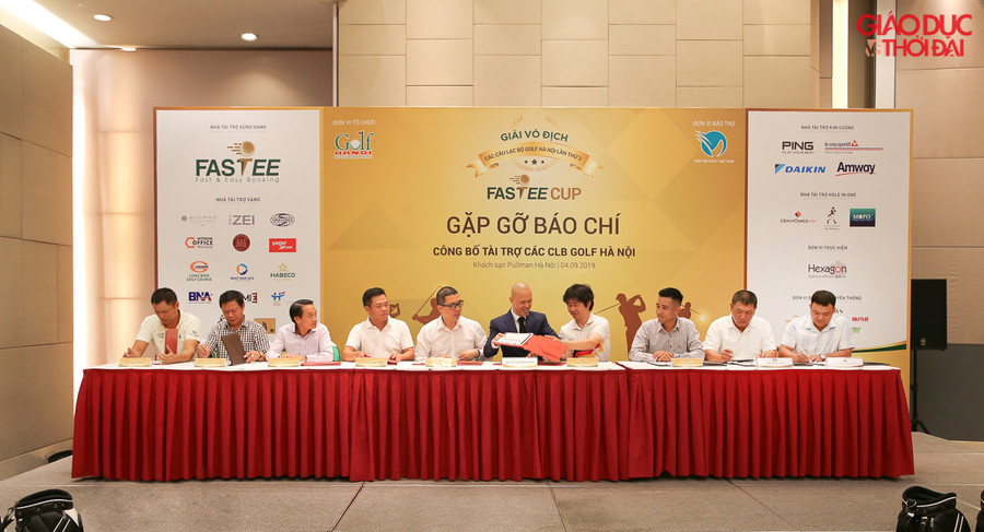 Kí kết hợp tác giữa đại diện nhà tài trợ và các CLB.