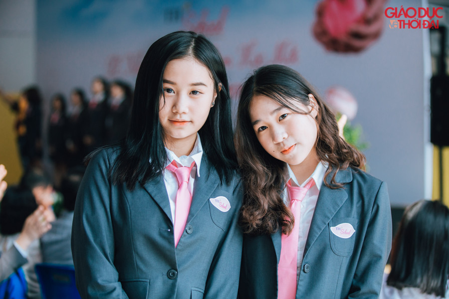 Cứ mặc đồng phục mà chụp ảnh cùng nhau thì đều đẹp.