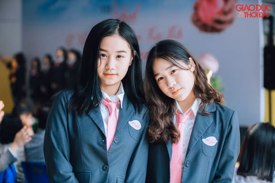 Cứ mặc đồng phục mà chụp ảnh cùng nhau thì đều đẹp.