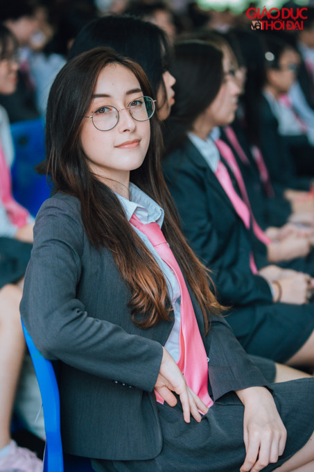 Nữ sinh lai 2 dòng máu Hong Kong - Úc nổi bật trong buổi khai giảng.