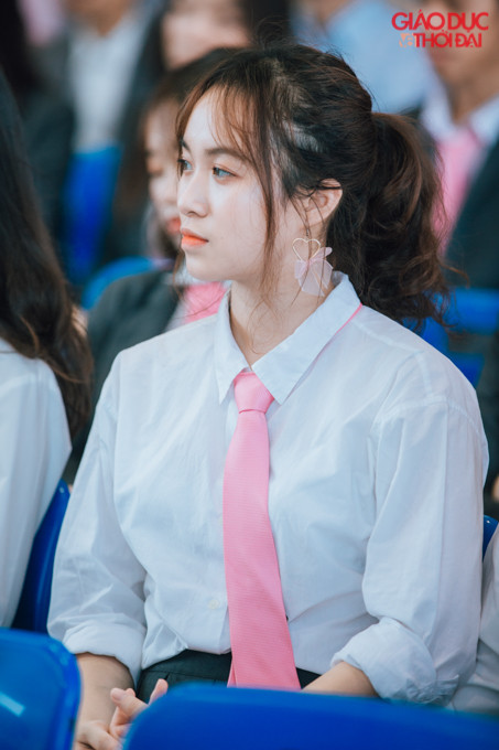 Tại một ngôi trường ở Hà Nội, các nữ sinh nổi bật với bộ đồng phục pha chút hồng