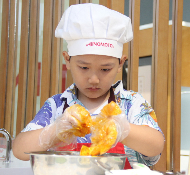 Chăm chú thực hành làm món ăn