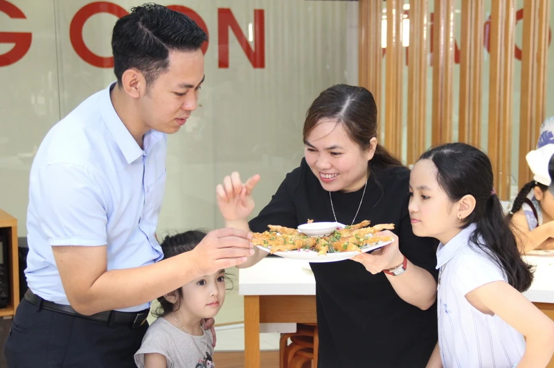 Hạnh phúc đơn giản là: Cả nhà cùng yêu thương nhau