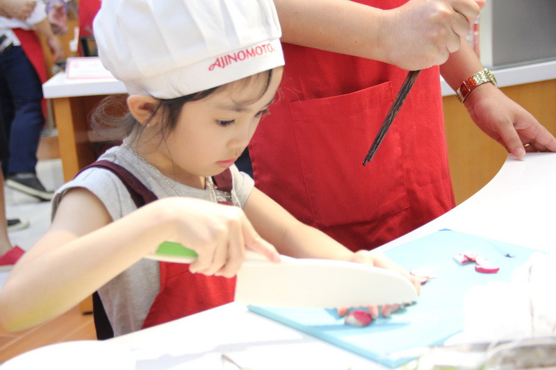 Bé thực hành kỹ năng thái