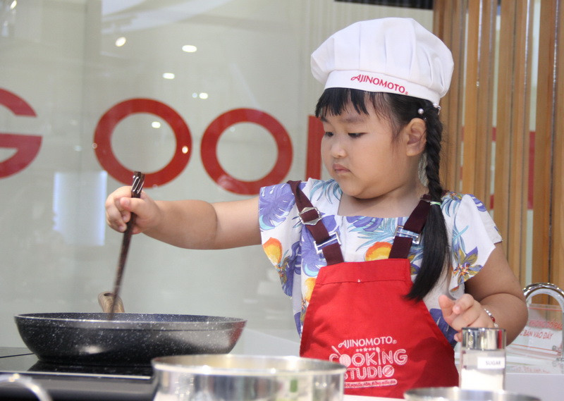 Sau khi được bố hướng dẫn, đầu bếp nhí này đã trở nên chuyên nghiệp