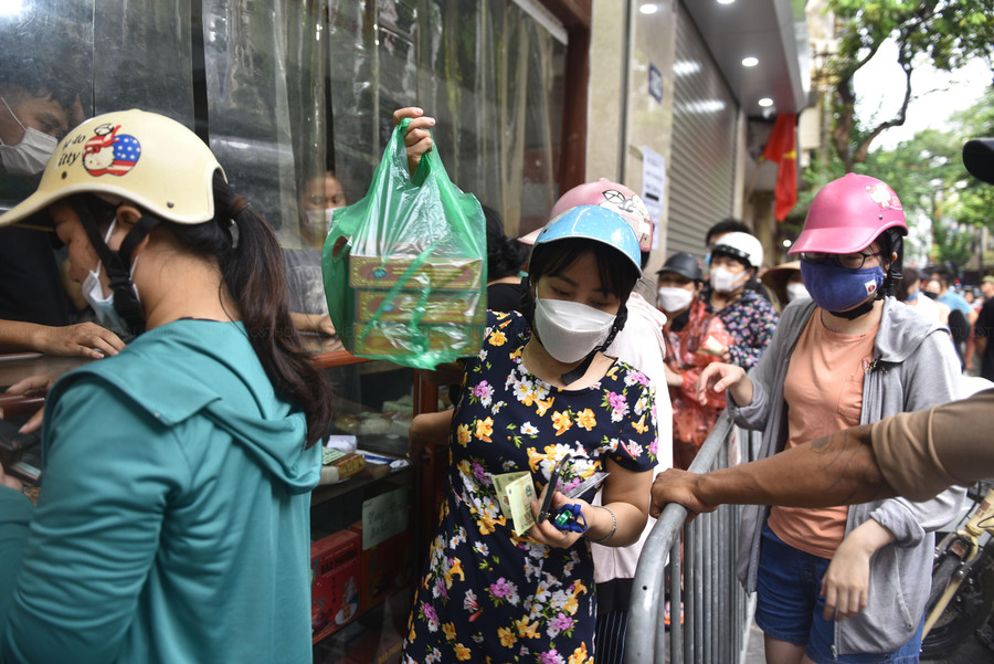 Trên phố Thụy Khuê có những cơ sở sản xuất bánh trung thu lâu năm, chất lượng bánh được đánh giá cao nhờ hương vị truyền thống nên có lượng khách quen lớn. Trên phố Thụy Khuê có những cơ sở sản xuất bánh trung thu lâu năm, chất lượng bánh được đánh giá cao nhờ hương vị truyền thống nên có lượng khách quen lớn.