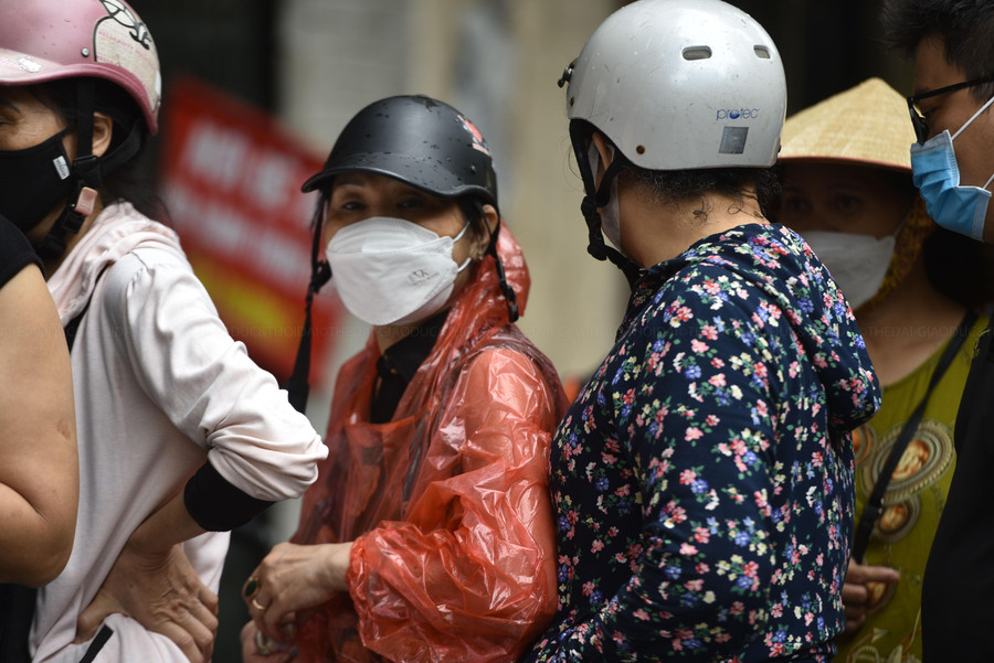 Ghi nhận trưa ngày 9/9 (tức 14/8 Âm lịch) tại một hiệu bánh trung thu lâu đời trên phố Thụy Khuê (quận Tây Hồ, TP Hà Nội) có rất đông người dân xếp hàng để mua bánh. Ghi nhận trưa ngày 9/9 (tức 14/8 Âm lịch) tại một hiệu bánh trung thu lâu đời trên phố Thụy Khuê (quận Tây Hồ, TP Hà Nội) có rất đông người dân xếp hàng để mua bánh.