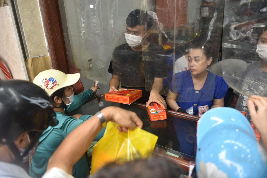 Nhiều người cho biết, họ đã xếp hàng đợi hơn 1 tiếng để đến lượt mình mua bánh. Nhiều người cho biết, họ đã xếp hàng đợi hơn 1 tiếng để đến lượt mình mua bánh.