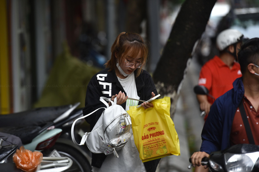 Giá mỗi chiếc bánh trung thu tại đây từ 40.000-70.000 đồng. Giá mỗi chiếc bánh trung thu tại đây từ 40.000-70.000 đồng.