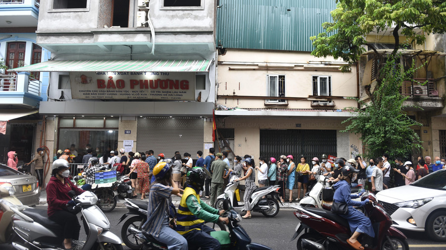 Thời tiết Hà Nội có mưa, nhưng hàng người chờ để mua bánh vẫn không có dấu hiệu giảm. Thời tiết Hà Nội có mưa, nhưng hàng người chờ để mua bánh vẫn không có dấu hiệu giảm.