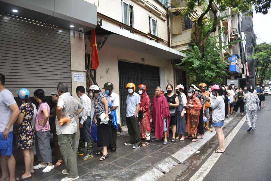 Gần rằm tháng Tám âm lịch (Tết Trung thu) các hiệu bán bánh trung thu cổ truyền tại Hà Nội lại đông đúc, tấp nập người dân qua lại mua bánh. Gần rằm tháng Tám âm lịch (Tết Trung thu) các hiệu bán bánh trung thu cổ truyền tại Hà Nội lại đông đúc, tấp nập người dân qua lại mua bánh.