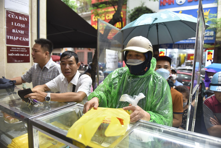 Cửa hàng đặt các tấm mica ngăn cách giữa các hàng để cho khách hàng thuận tiện mua, không bị chen lấn. Cửa hàng đặt các tấm mica ngăn cách giữa các hàng để cho khách hàng thuận tiện mua, không bị chen lấn.