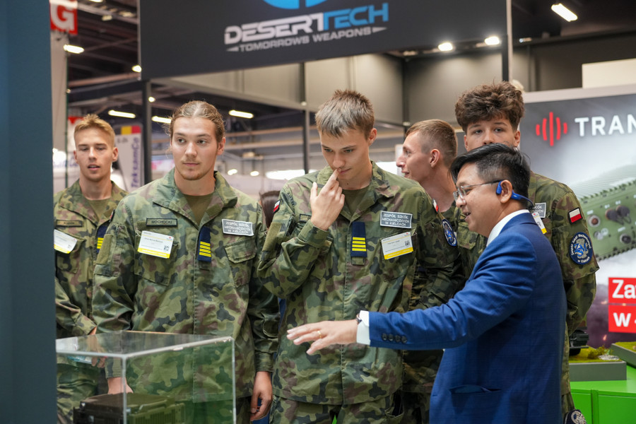 Các đoàn khách, doanh nghiệp quốc tế dành sự quan tâm cho các sản phẩm Make in Vietnam. Các đoàn khách, doanh nghiệp quốc tế dành sự quan tâm cho các sản phẩm Make in Vietnam.