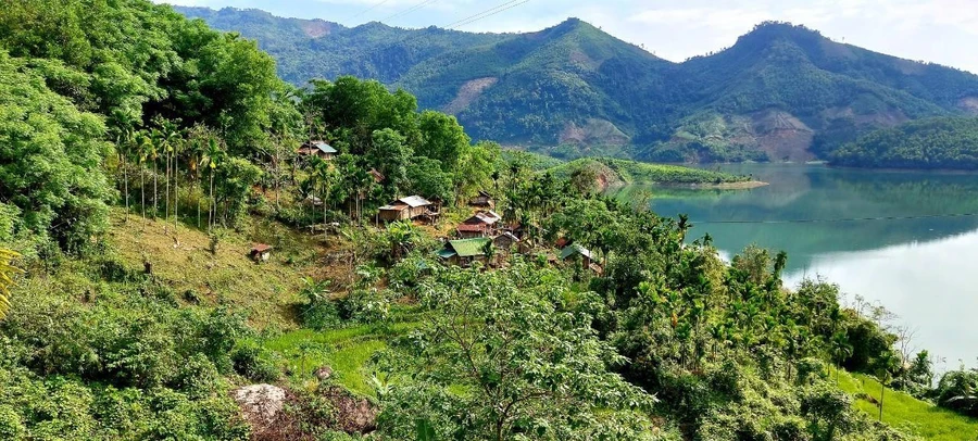 Nhiều hộ dân sống chênh vênh bên lòng hồ thuỷ điện Đăk Đrinh.