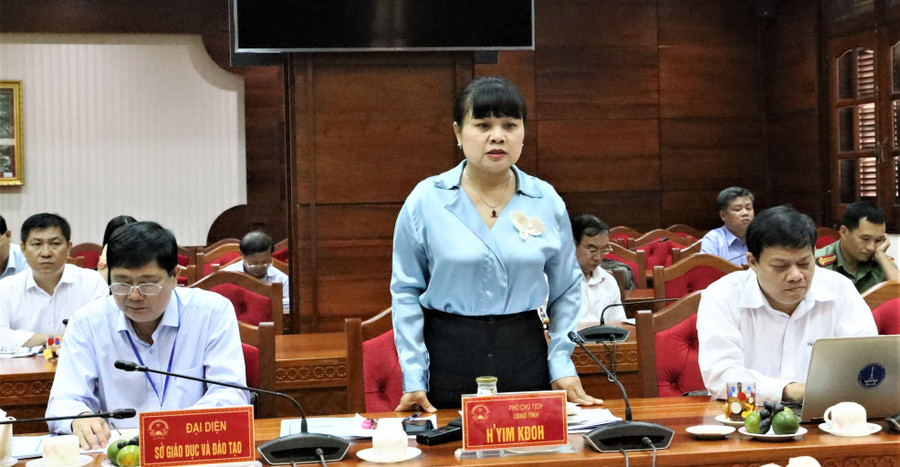 Bà H' Yim Kđoh - Phó Chủ tịch UBND tỉnh, Trưởng ban Chỉ đạo thi tỉnh Đắk Lắk phát biểu tại buổi làm việc. Bà H' Yim Kđoh - Phó Chủ tịch UBND tỉnh, Trưởng ban Chỉ đạo thi tỉnh Đắk Lắk phát biểu tại buổi làm việc.