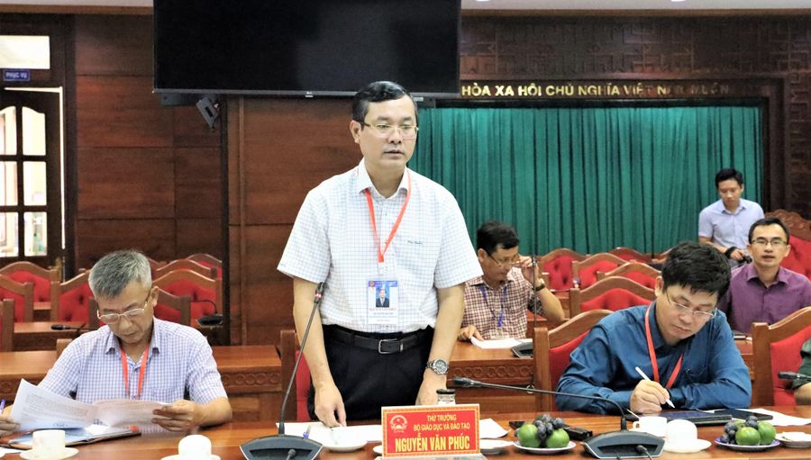 Thứ trưởng Bộ GD&ĐT Nguyễn Văn Phúc phát biểu tại buổi làm việc với Ban Chỉ đạo thi tỉnh Đắk Lắk.