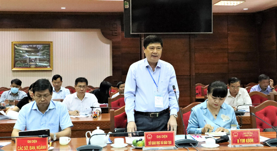 Ông Phạm Đăng Khoa - Giám đốc Sở GD&ĐT, Phó Trưởng ban Thường trực Ban Chỉ đạo thi tỉnh Đắk Lắk báo cáo với Đoàn kiểm tra của Ban Chỉ đạo thi quốc gia. Ông Phạm Đăng Khoa - Giám đốc Sở GD&ĐT, Phó Trưởng ban Thường trực Ban Chỉ đạo thi tỉnh Đắk Lắk báo cáo với Đoàn kiểm tra của Ban Chỉ đạo thi quốc gia.