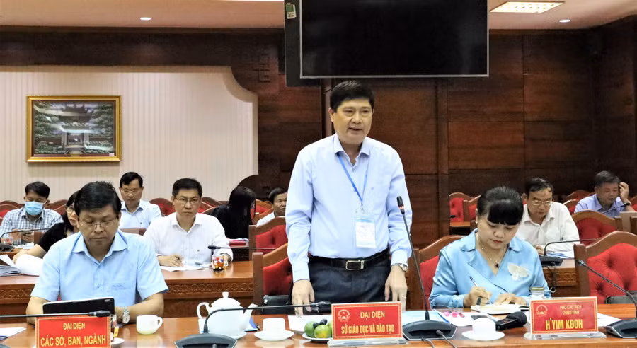 Ông Phạm Đăng Khoa - Giám đốc Sở GD&ĐT, Phó Trưởng ban Thường trực Ban Chỉ đạo thi tỉnh Đắk Lắk báo cáo với Đoàn kiểm tra của Ban Chỉ đạo thi quốc gia.