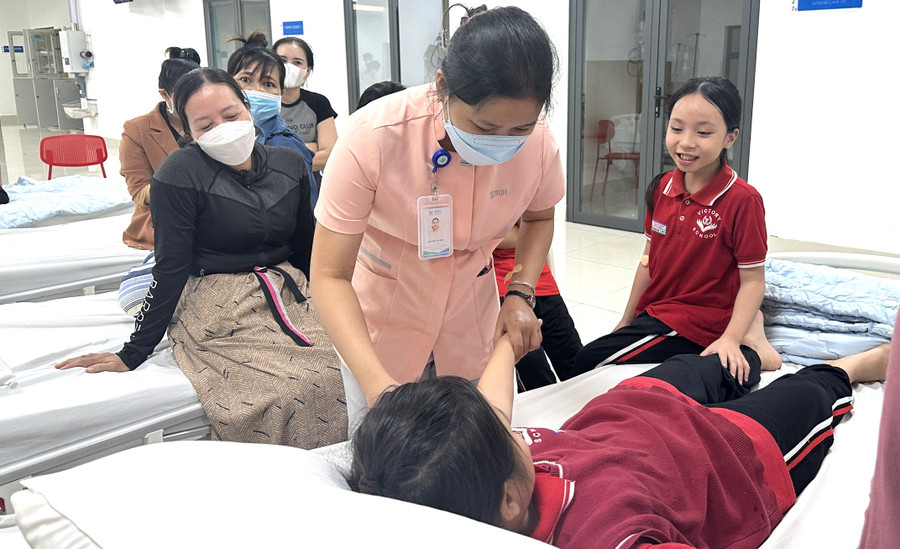 Y, bác sĩ thăm khám cho các em học sinh Trường Victory. (Ảnh: CTV) Y, bác sĩ thăm khám cho các em học sinh Trường Victory. (Ảnh: CTV)