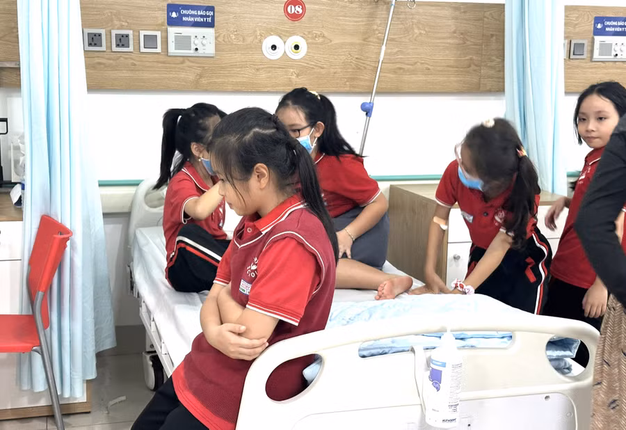 Các em học sinh Trường Victory nhập viện sau bữa ăn sáng. (Ảnh: CTV)