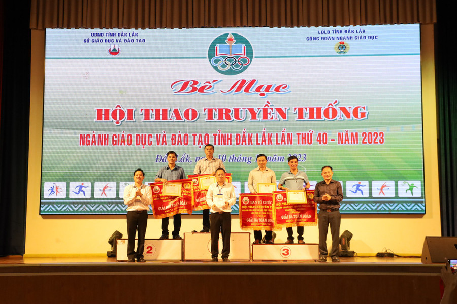 Ban tổ chức trao giải toàn đoàn cho khối các phòng GD&ĐT. (Ảnh: TT)