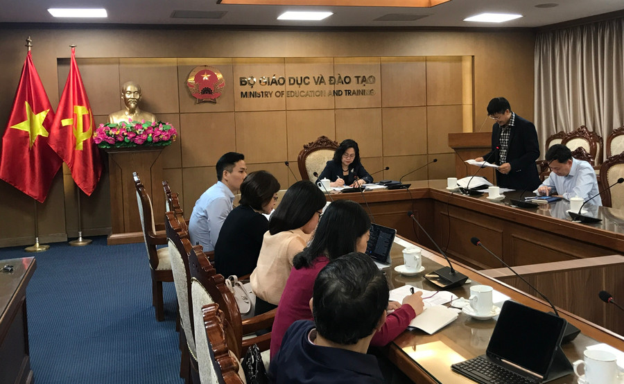 Vụ trưởng Vụ GDMN Nguyễn Bá Minh báo cáo tại phiên họp.