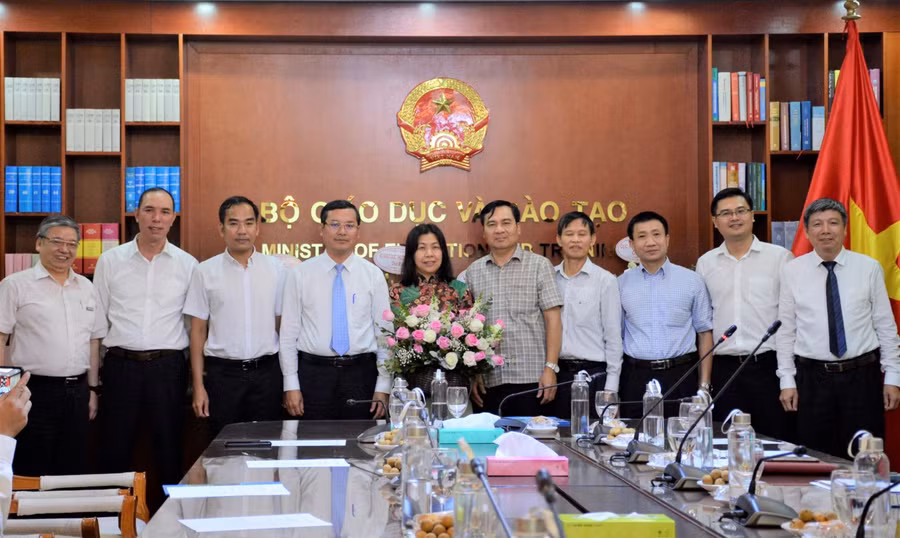 Đại diện lãnh đạo các Vụ, Cục (Bộ GD&amp;ĐT) chúc mừng TS Nguyễn Thị Thu Thủy