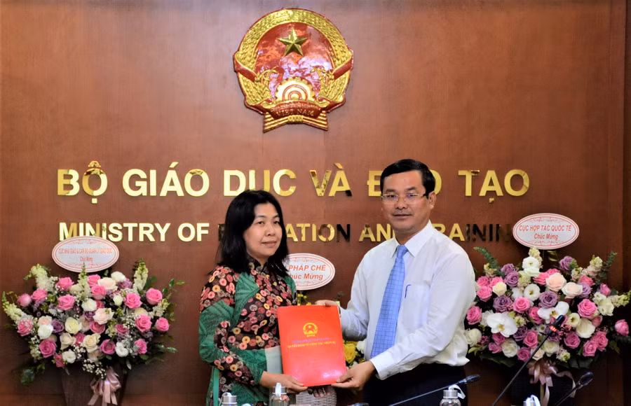 Thứ trưởng Bộ GD&ĐT Nguyễn Văn Phúc trao Quyết định bổ nhiệm Phó Vụ trưởng Vụ Giáo dục đại học cho Tiến sĩ Nguyễn Thị Thu Thủy