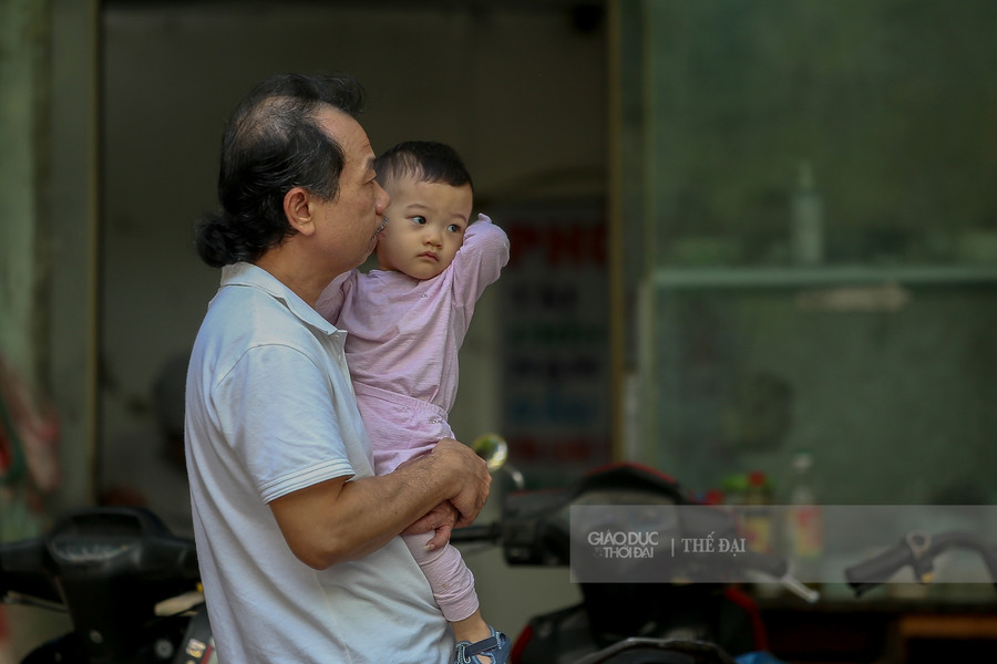Nhiều bạn nhỏ đã được gia đình mặc cho những chiếc áo dài tay, áo khoác để đến trường.