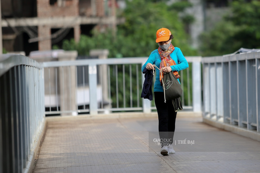 Những chiếc khăn mỏng sẽ là những phụ hiện rất quen thuộc của người Hà Nội trong những ngày giao mùa.