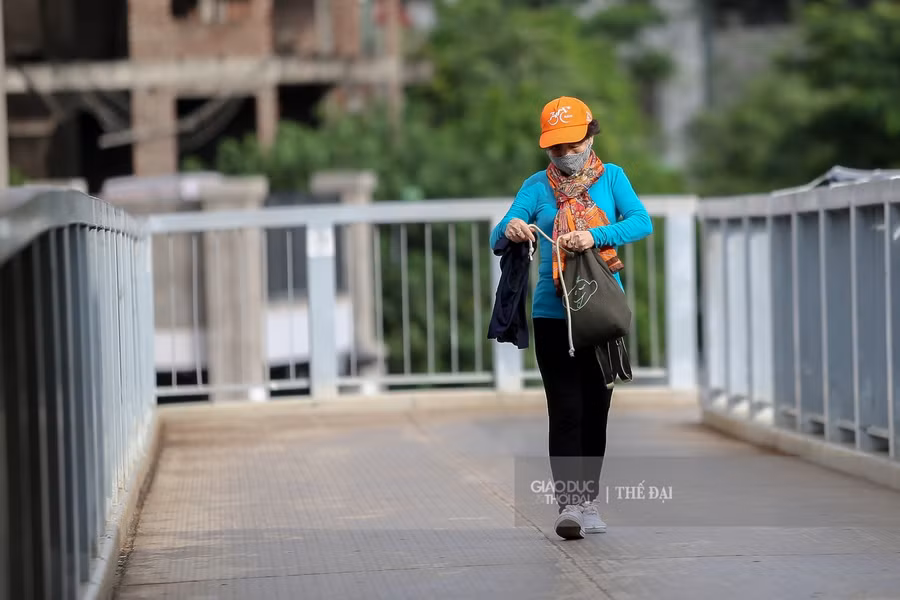 Những chiếc khăn mỏng sẽ là những phụ hiện rất quen thuộc của người Hà Nội trong những ngày giao mùa.