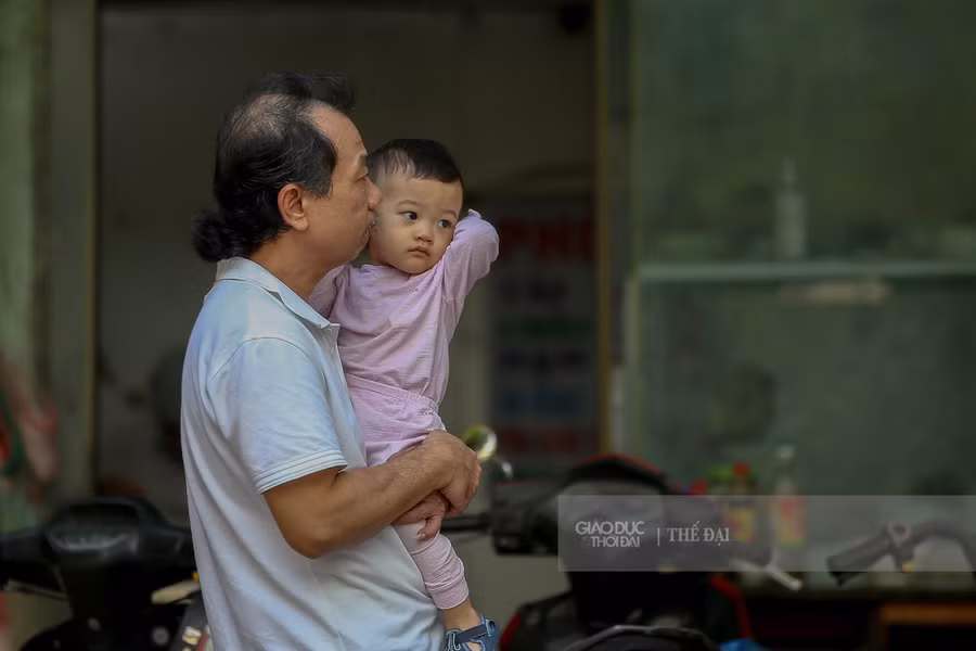Nhiều bạn nhỏ đã được gia đình mặc cho những chiếc áo dài tay, áo khoác để đến trường.