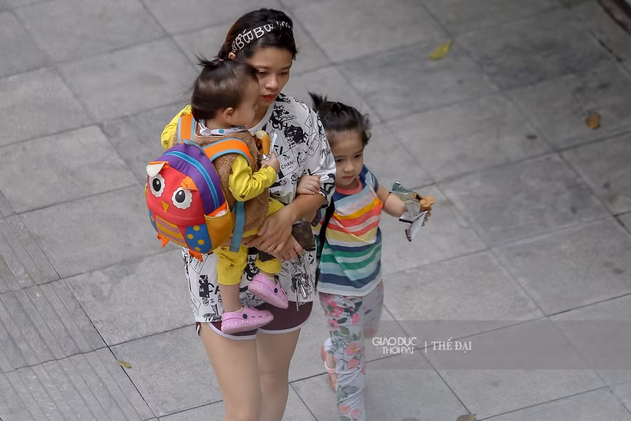 Nhiều bạn nhỏ đã đầy đủ áo ấm để đón gió mùa về.