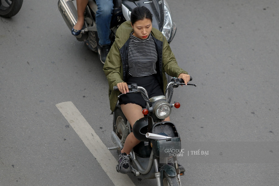 Ngày đầu tiên gió mùa về, nhiều người đã diện cho mình những chiếc áo khoác giữ ấm để đón gió mùa.