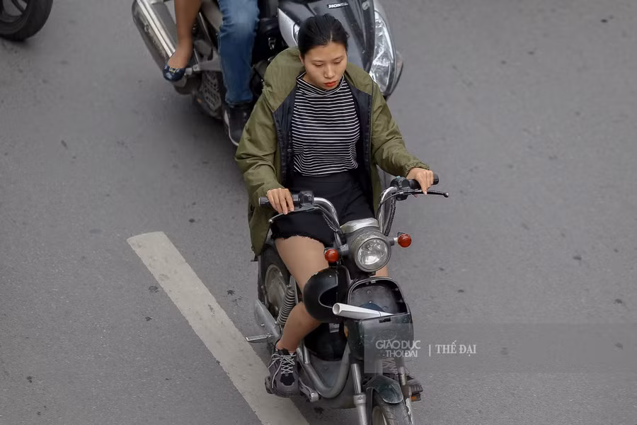 Ngày đầu tiên gió mùa về, nhiều người đã diện cho mình những chiếc áo khoác giữ ấm để đón gió mùa.