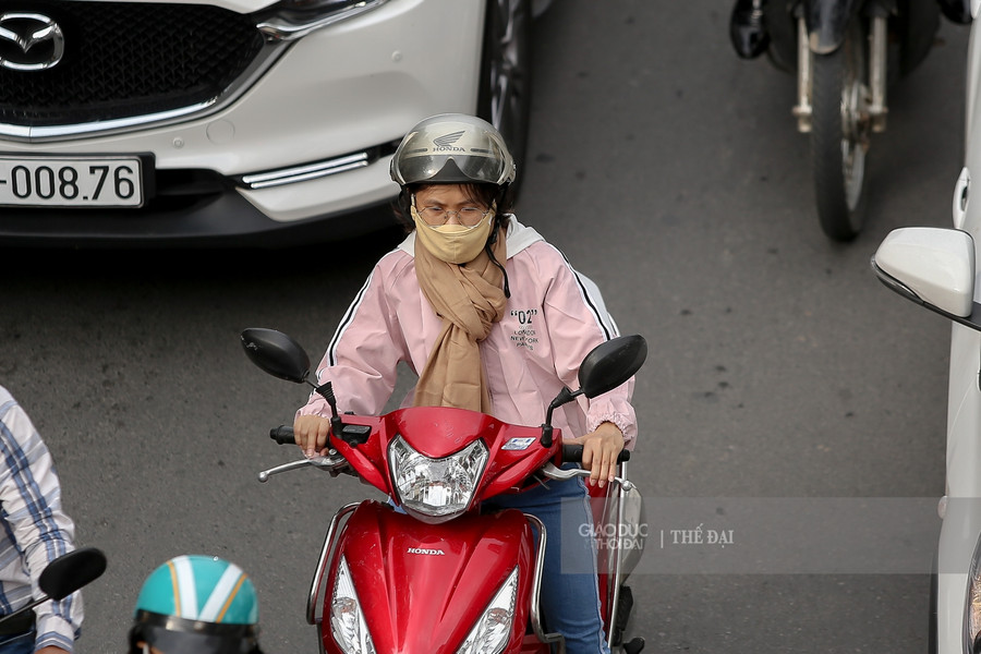 Những chiếc áo khoác gió, khăn đã được nhiều người lựa chọn để đi đường.