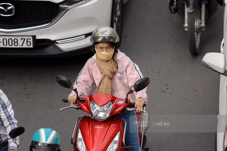 Những chiếc áo khoác gió, khăn đã được nhiều người lựa chọn để đi đường.