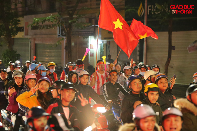 Đám đông VĐV hò reo, ăn mừng trên đường phố Hà Nội.